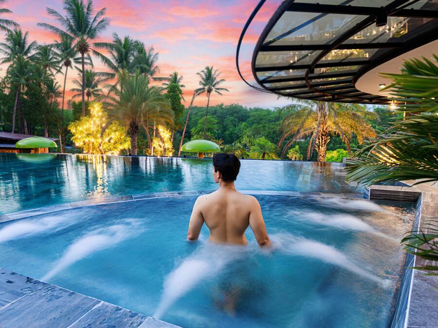 Piscine extérieure, parasols de plage, chaises longues
