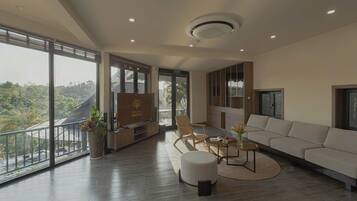 Biệt thự Deluxe, quang cảnh núi | Két bảo mật tại phòng, bàn, khu vực làm việc phù hợp cho laptop