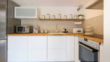 Kylskåp, mikrovågsugn, ugn och spishäll