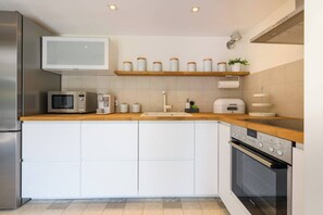 Kylskåp, mikrovågsugn, ugn och spishäll