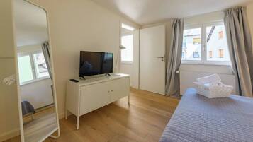 3 sovrum, skrivbord, strykjärn/strykbräda och resesäng