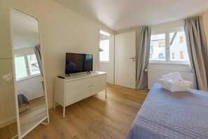 3 bedrooms, desk, iron/ironing board, travel crib