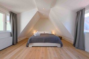 3 bedrooms, desk, iron/ironing board, travel cot - Welcome to our cozy house in Wiesbaden-Schierstein. (Wiesbaden)