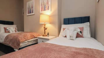 2 kamar tidur dan didekorasi berbeda-beda