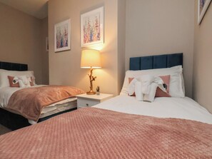 2 bedrooms, individually decorated, individually furnished, free WiFi - Blackburn Heights Apartment (Bridlington)