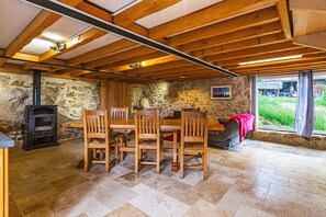 Outdoor dining - Ganisson Cottage in the Heart of Nature (Presles)