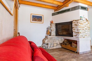 TV, fireplace - Ganisson Cottage in the Heart of Nature (Presles)
