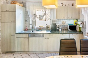 Fridge, microwave, oven, stovetop - Apartment 'Like Home' with Shared Terrace and Wi-Fi (Triebel/Vogtl.)