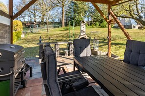 Outdoor dining - Apartment 'Like Home' with Shared Terrace and Wi-Fi (Triebel/Vogtl.)