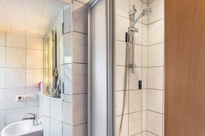 Shower, hair dryer, towels - Apartment 'Like Home' with Shared Terrace and Wi-Fi (Triebel/Vogtl.)