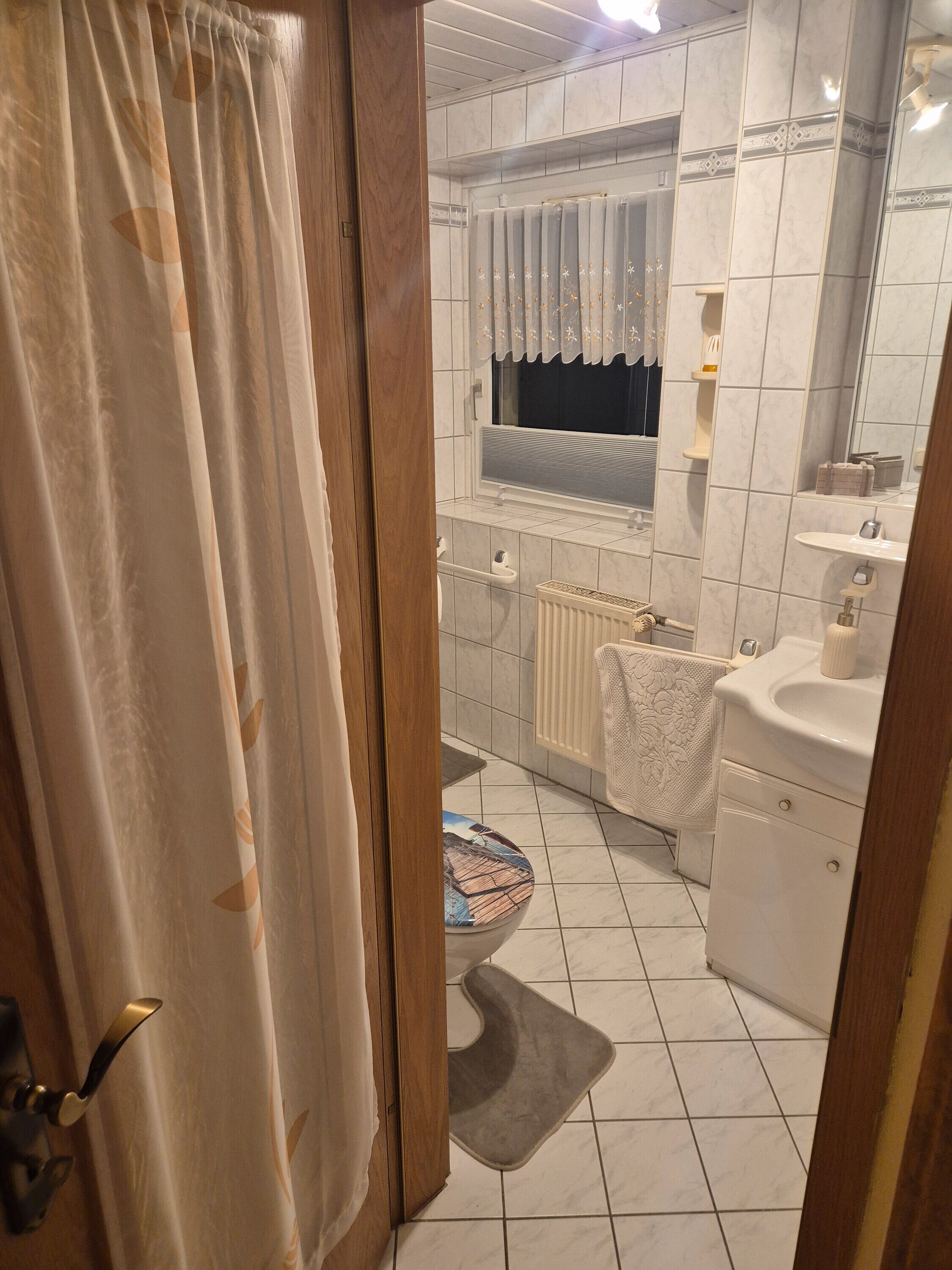 Regadera, secadora de cabello, toallas 