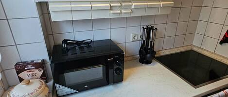 Een koelkast, een magnetron, een oven, een kookplaat