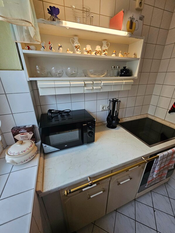 Geladeira, micro-ondas, fogão, cooktop