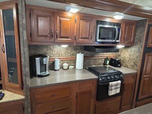 冷蔵庫、電子レンジ、オーブン、コンロ