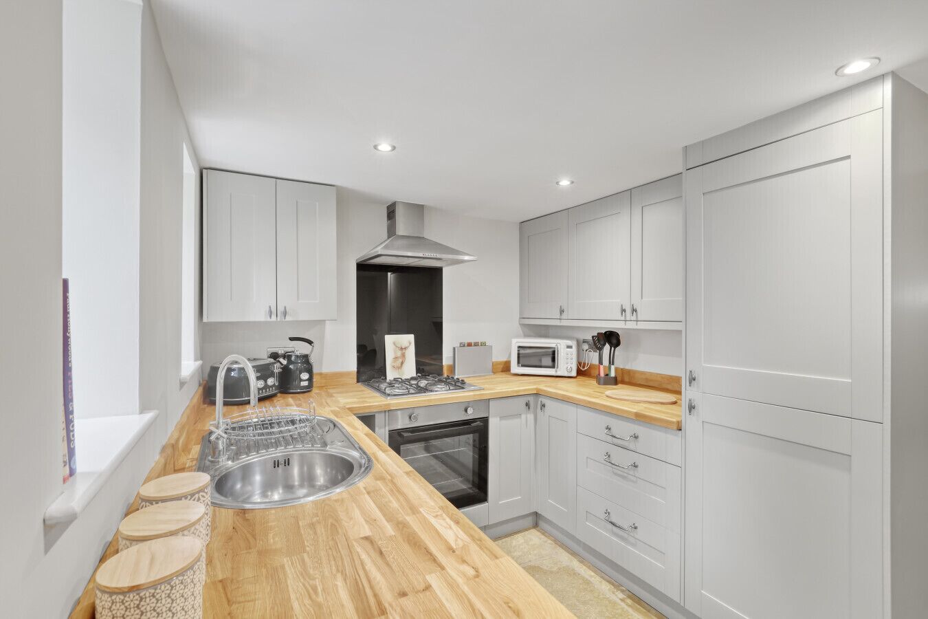 Geladeira, micro-ondas, fogão, cafeteira/chaleira