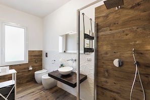 Shower, hair dryer, bidet, towels - Villa Lucilla - Three Bedroom Villa, Sleeps 6 (Fontane Bianche)
