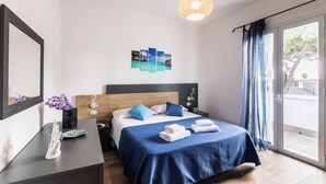 Ett hotellrum med en säng, ett nattduksbord och utsikt över omgivningarna.