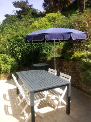 Outdoor dining - Holiday Home 'Maison Gwael Kaer' with Sea View, Private Terrace and Wi-Fi (Perros-Guirec)