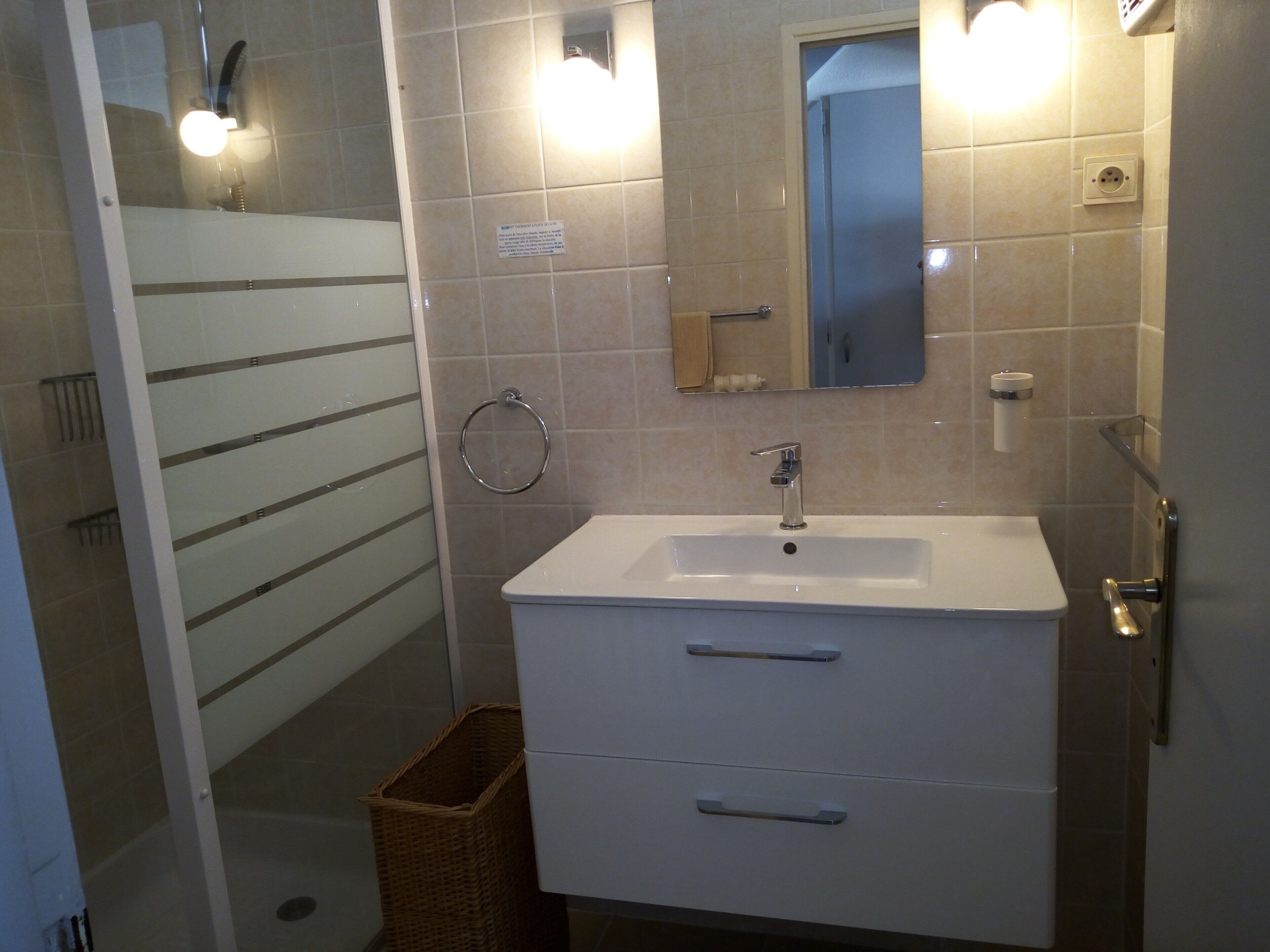 Shower, hair dryer, towels