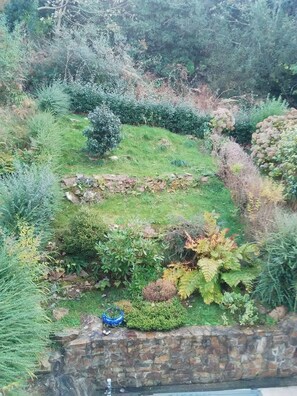 Property grounds - Holiday Home 'Maison Gwael Kaer' with Sea View, Private Terrace and Wi-Fi (Perros-Guirec)