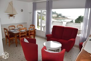 Dining - Holiday Home 'Maison Gwael Kaer' with Sea View, Private Terrace and Wi-Fi (Perros-Guirec)