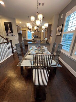 Dining - Modern Upscale 3-bedroom house in Houston energy corridor (Houston)