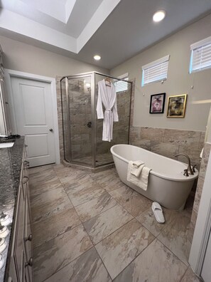 Shower, hair dryer, towels, soap - Modern Upscale 3-bedroom house in Houston energy corridor (Houston)