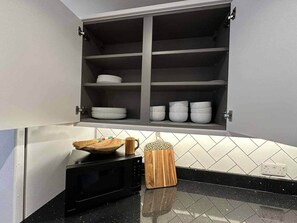 A kitchen with a microwave, a cutting board, and a basket on the counter. - Contractor &Leisure stay.4BR all en-suite +Parking (Portsmouth)