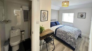A bedroom with a bed, bedside table, and a window. - Contractor &Leisure stay.4BR all en-suite +Parking (Portsmouth)