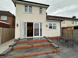 Outdoor dining - Contractor &Leisure stay.4BR all en-suite +Parking (Portsmouth)