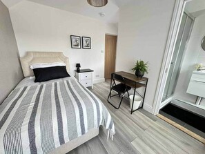 4 bedrooms, iron/ironing board, WiFi, bed sheets - Contractor &Leisure stay.4BR all en-suite +Parking (Portsmouth)