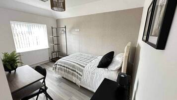 4 bedrooms, iron/ironing board, WiFi, bed sheets