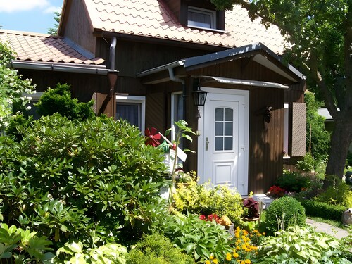 Ferienhaus 'Blumenhof' mit Gemeinschaftsgarten, Balkon und WLAN