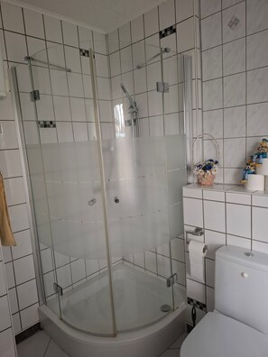 Shower, hair dryer, towels - Holiday Home 'Blumenhof' with Shared Garden, Balcony and Wi-Fi (Wandlitz)