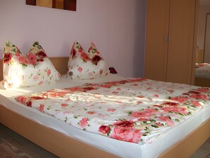 2 bedrooms, iron/ironing board, WiFi, bed sheets