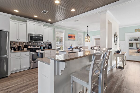 Refrigerador, microondas, horno y parrilla de estufa 