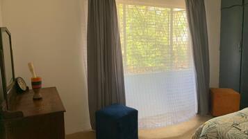 5 bedrooms, iron/ironing board, bed sheets