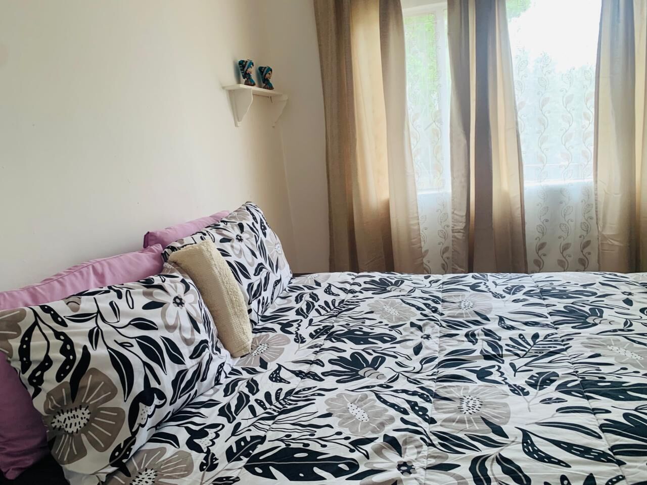 5 bedrooms, iron/ironing board, bed sheets