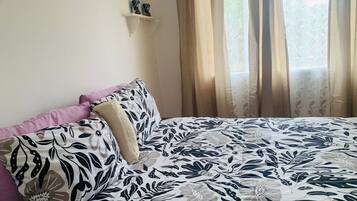 5 bedrooms, iron/ironing board, bed sheets