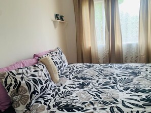 5 bedrooms, iron/ironing board, bed sheets