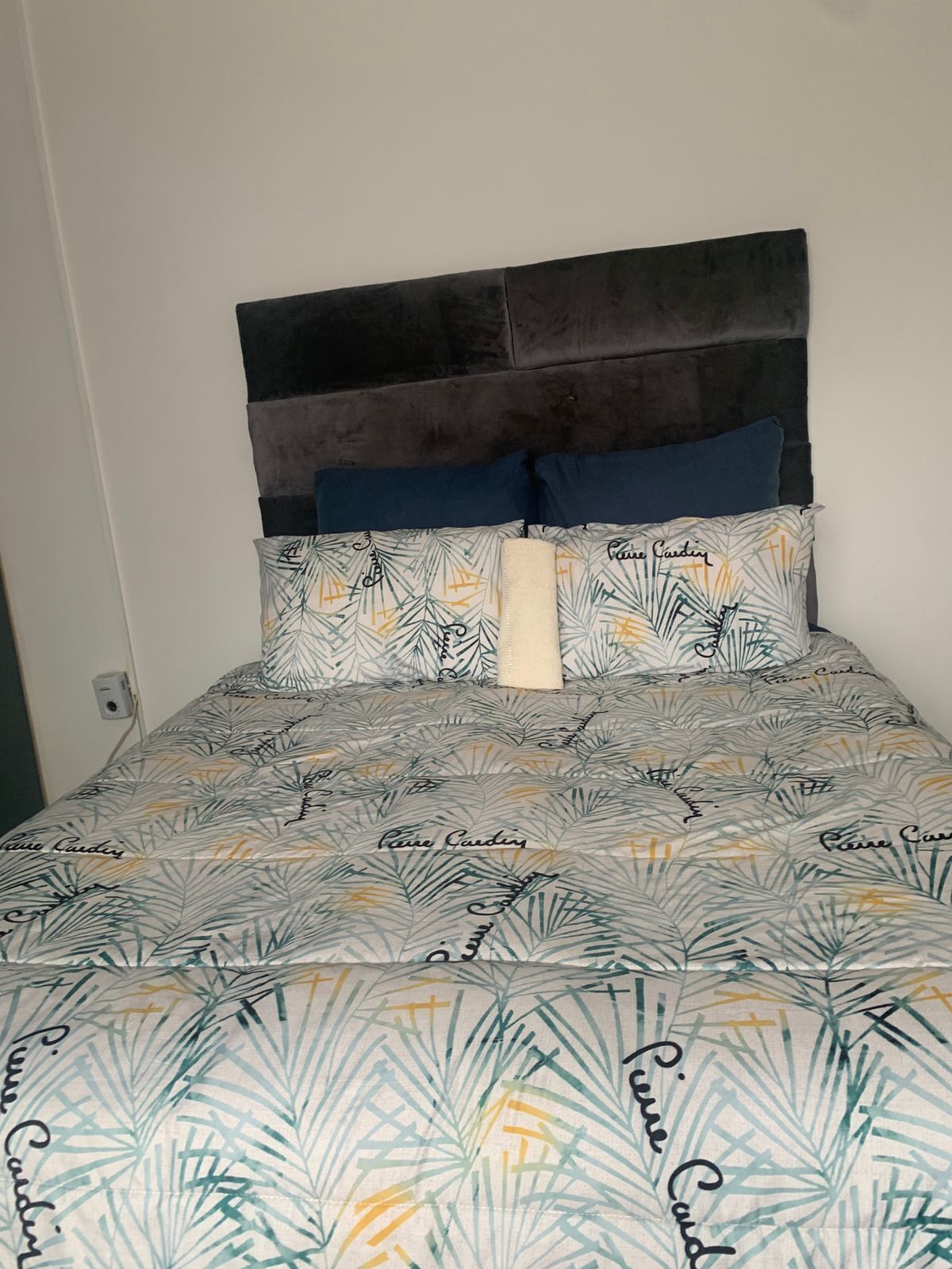 5 bedrooms, iron/ironing board, bed sheets