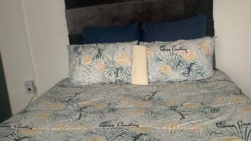 5 bedrooms, iron/ironing board, bed sheets