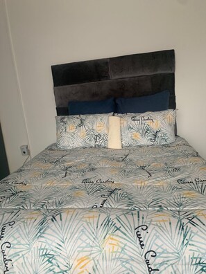 5 bedrooms, iron/ironing board, bed sheets