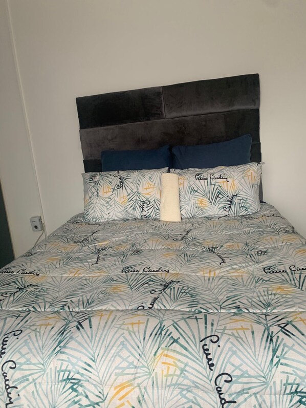 5 habitaciones, tabla de planchar con plancha y ropa de cama