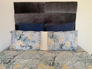 5 Schlafzimmer, Bügeleisen/Bügelbrett, Bettwäsche