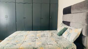 5 bedrooms, iron/ironing board, bed sheets