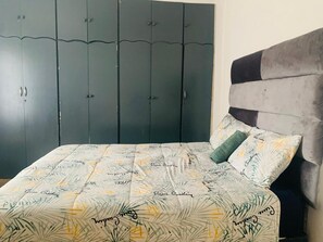 5 habitaciones, tabla de planchar con plancha y ropa de cama