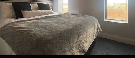 Iron/ironing board, Internet, bed sheets