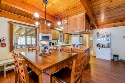 Cub Cabin Escape: Hot Tub, Games, Fire Pit, BBQ