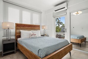 7 bedrooms, desk, iron/ironing board, free WiFi - Casa Palmera Ocean Park – 7BR, Pool, Outdoor Space & Beach Nearby. (San Juan)